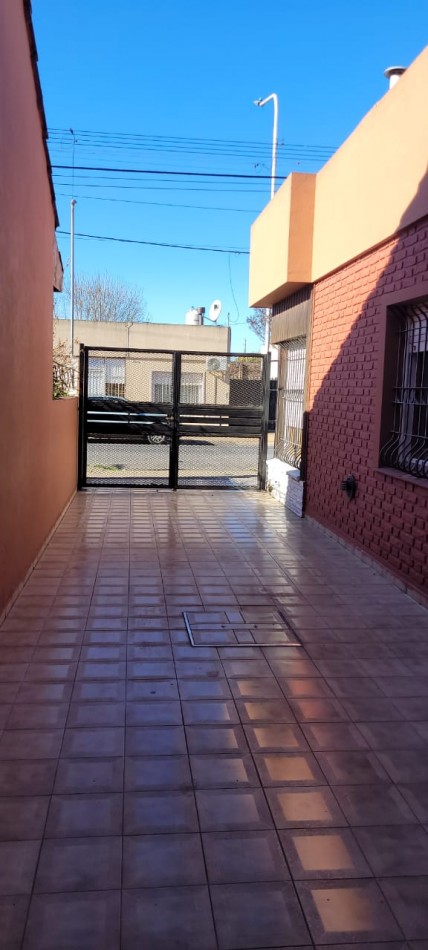 VENTA CASA 3 DORMITORIOS Y QUINCHO