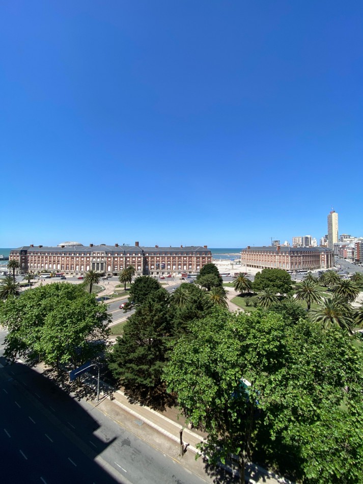 3 Ambientes con Balcon y Vista al Mar en Plaza Colon