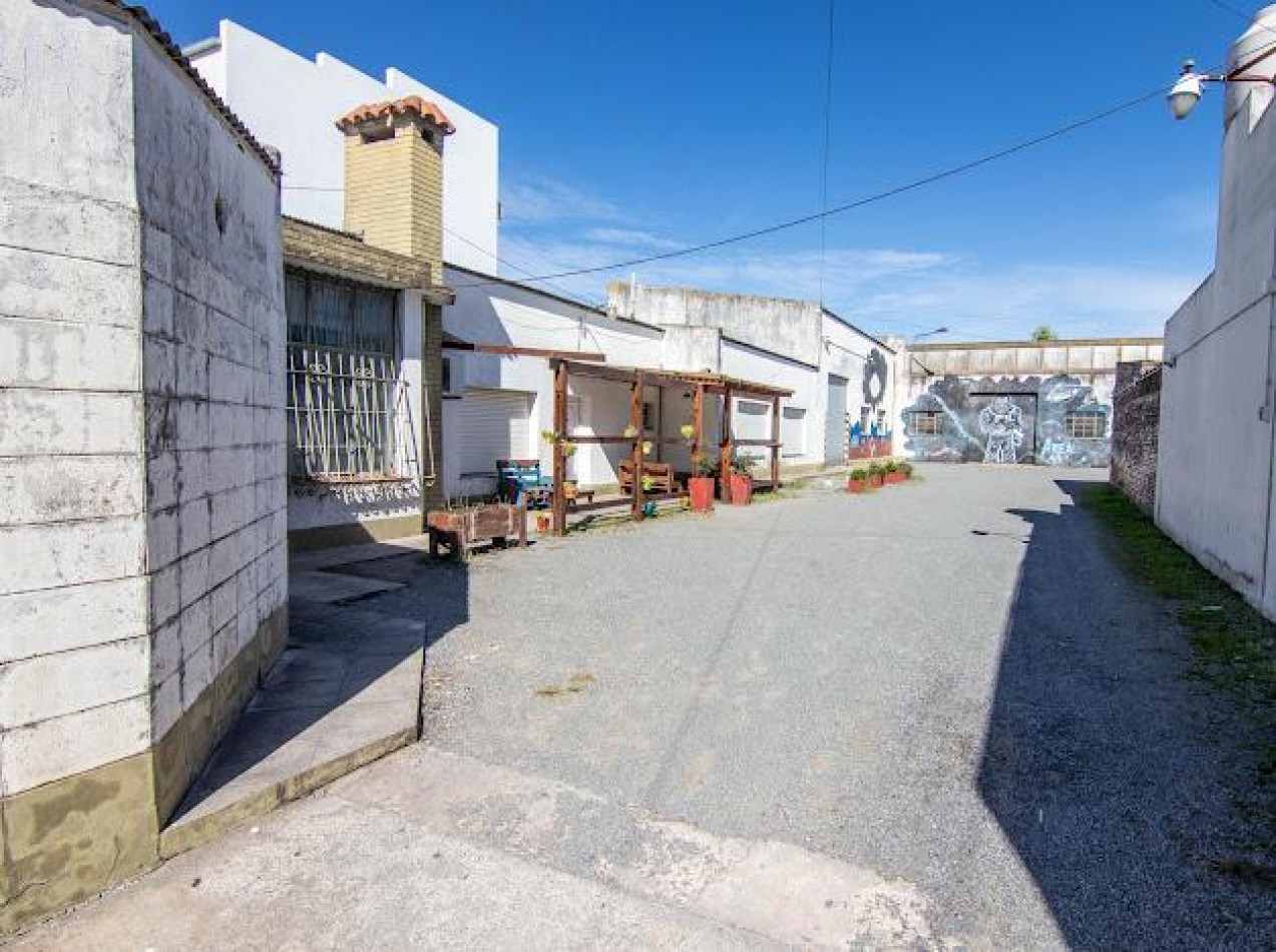 Lote con Construcciones y Renta en Zona Semi Centrica - Ideal Desarrollo