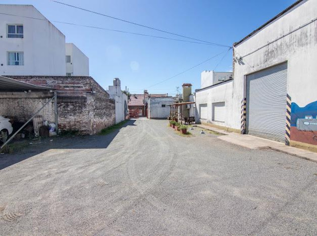 Lote con Construcciones y Renta en Zona Semi Centrica - Ideal Desarrollo