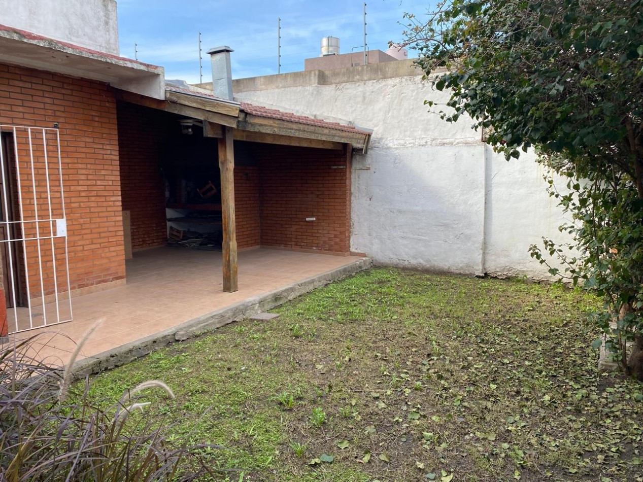 Casa 4 ambientes con garage y patio con parrilla
