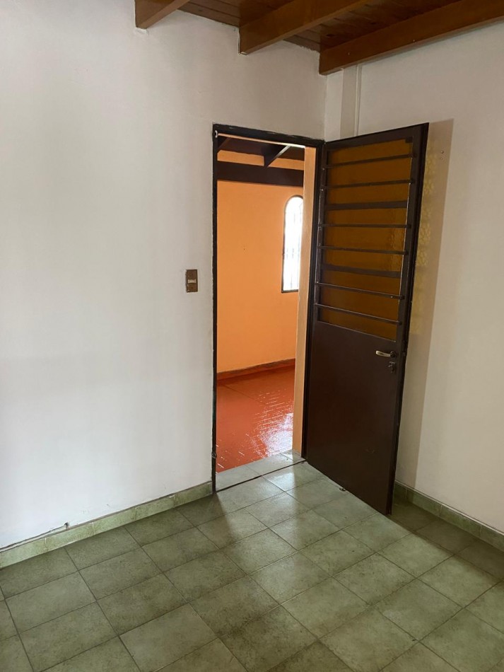 Casa 4 ambientes con garage y patio con parrilla