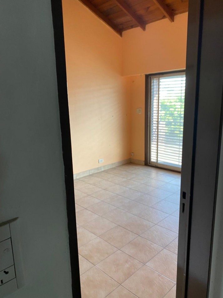 Casa 4 ambientes con garage y patio con parrilla