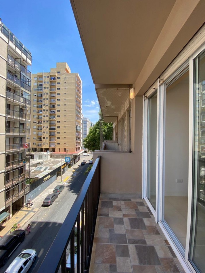 3 Ambientes a la Calle con Balcon y Vista a Plaza Colon - Buenos Aires 2200