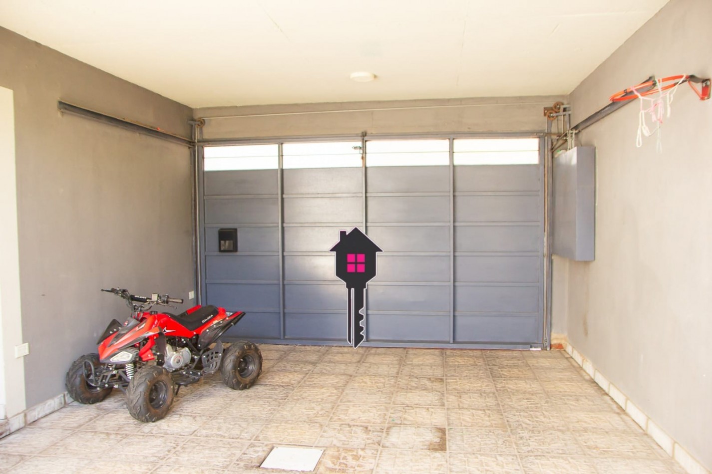 VENTA IMPECABLE CASA EN  - 2 PLANTAS - 3 DORMITORIOS 