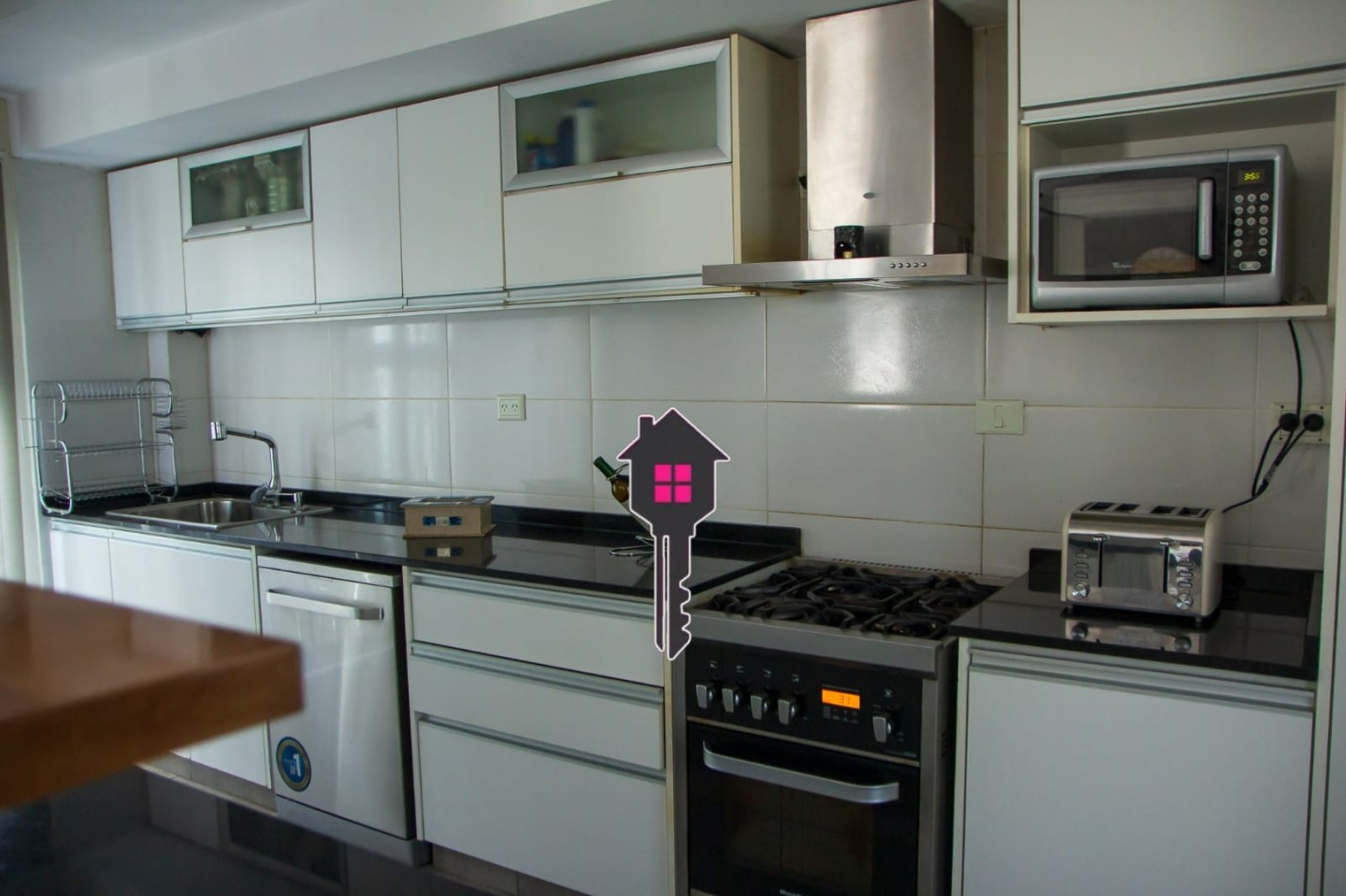 VENTA IMPECABLE CASA EN  - 2 PLANTAS - 3 DORMITORIOS 