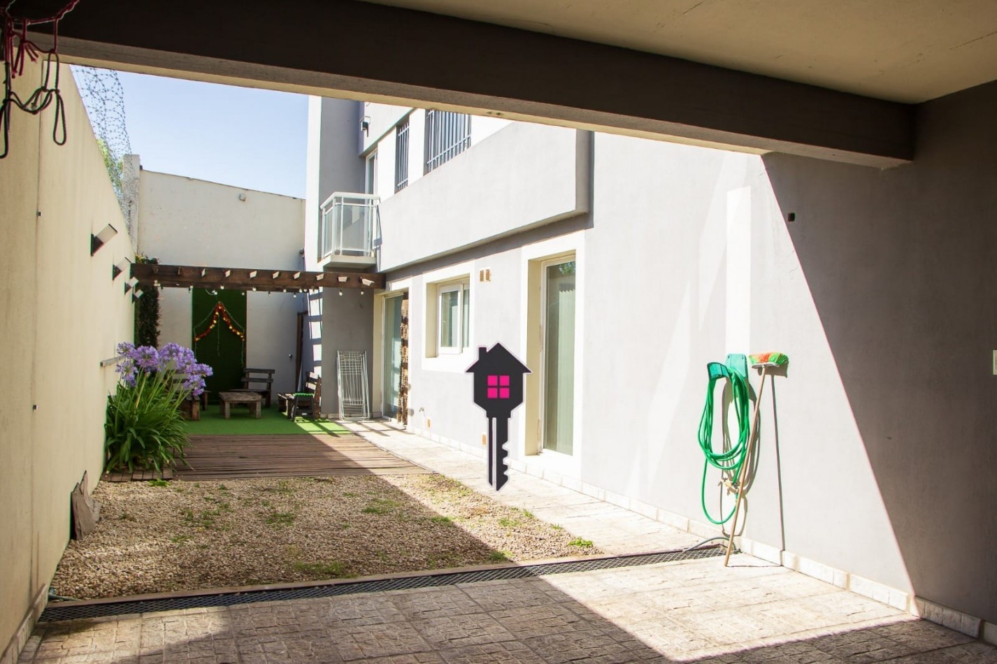 VENTA IMPECABLE CASA EN  - 2 PLANTAS - 3 DORMITORIOS 