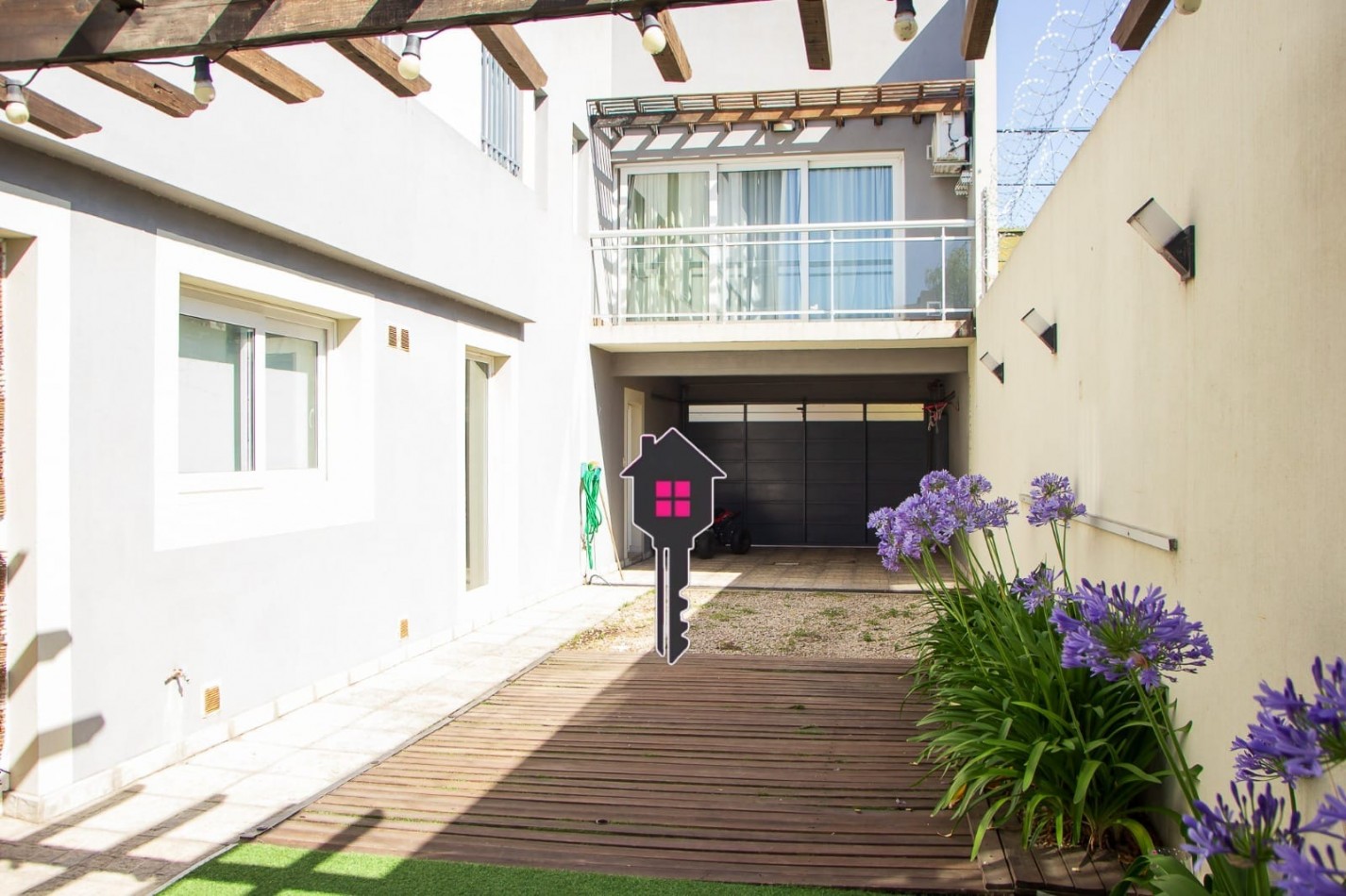 VENTA IMPECABLE CASA EN  - 2 PLANTAS - 3 DORMITORIOS 