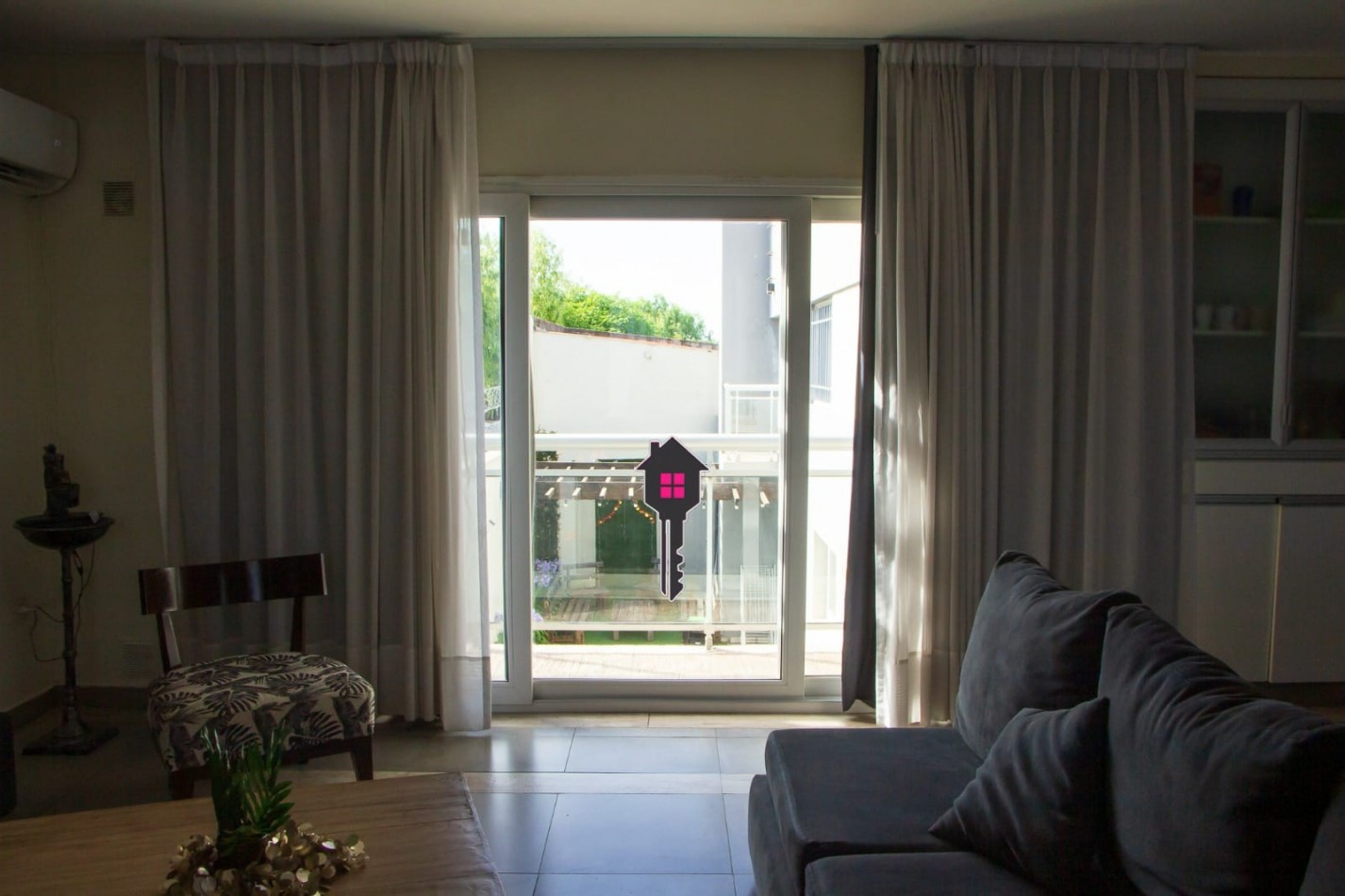 VENTA IMPECABLE CASA EN  - 2 PLANTAS - 3 DORMITORIOS 