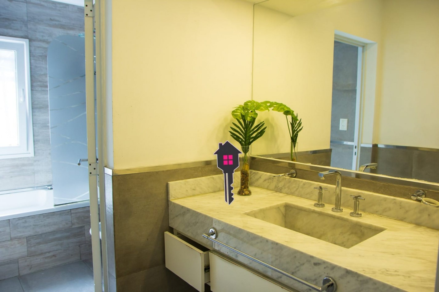 VENTA IMPECABLE CASA EN  - 2 PLANTAS - 3 DORMITORIOS 