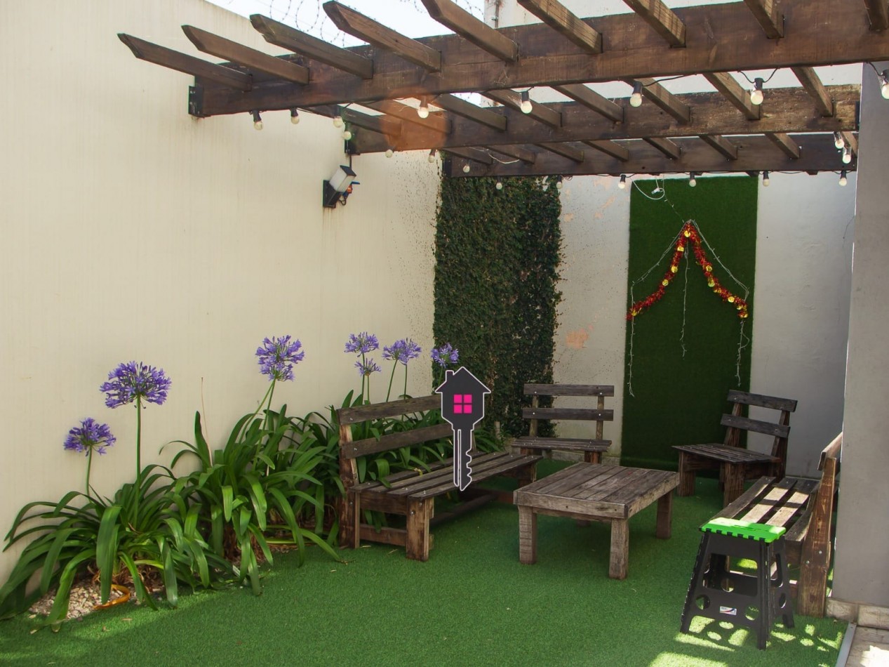 VENTA IMPECABLE CASA EN  - 2 PLANTAS - 3 DORMITORIOS 