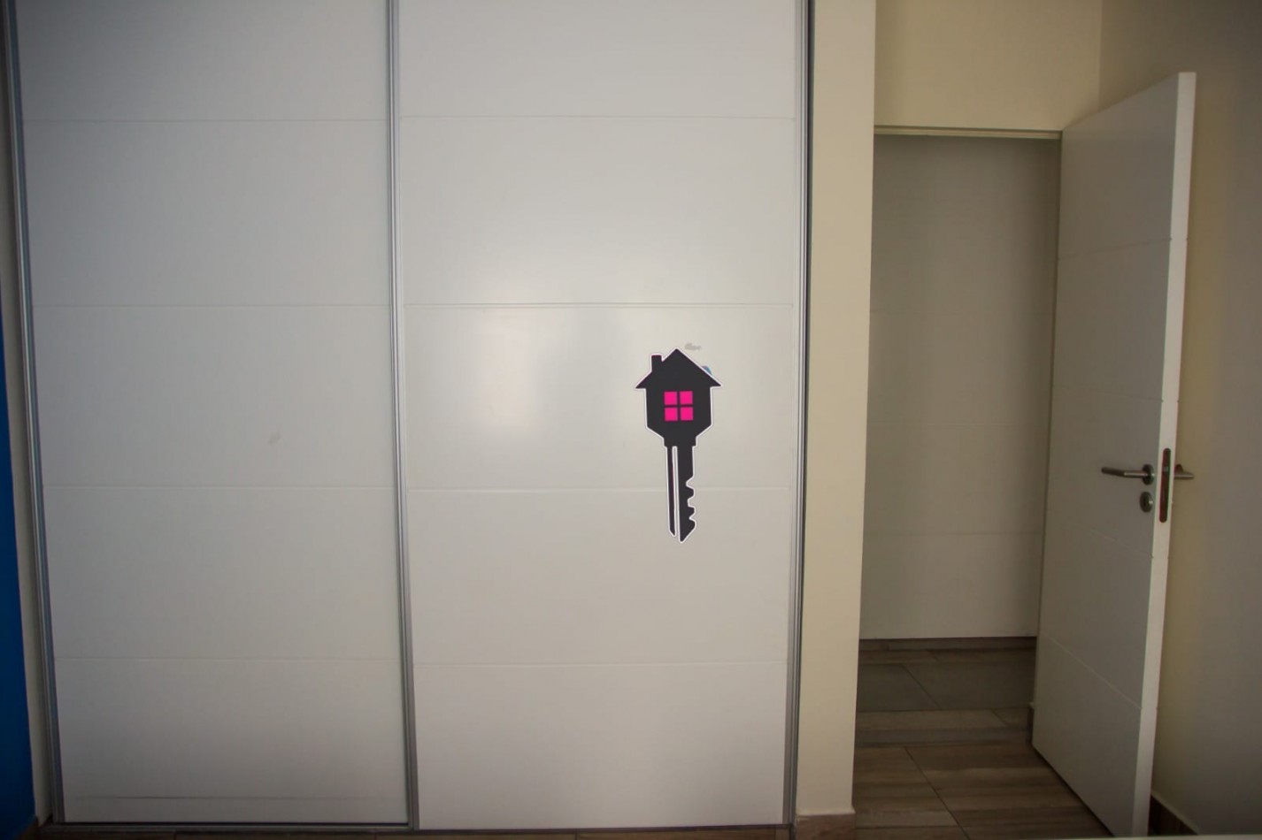 VENTA IMPECABLE CASA EN  - 2 PLANTAS - 3 DORMITORIOS 