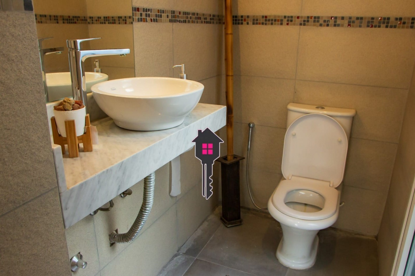 VENTA IMPECABLE CASA EN  - 2 PLANTAS - 3 DORMITORIOS 