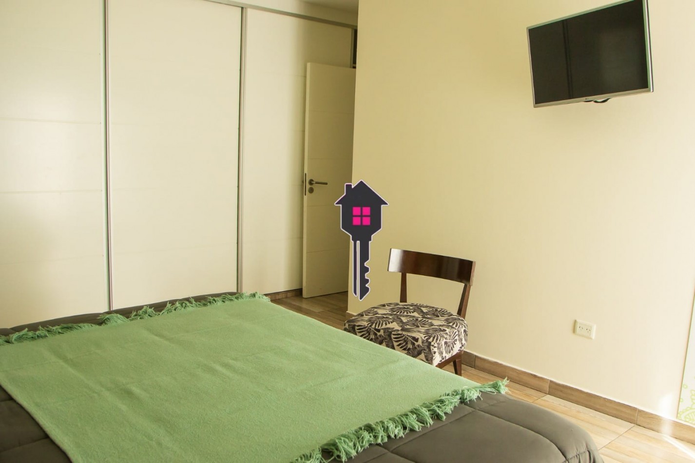 VENTA IMPECABLE CASA EN  - 2 PLANTAS - 3 DORMITORIOS 