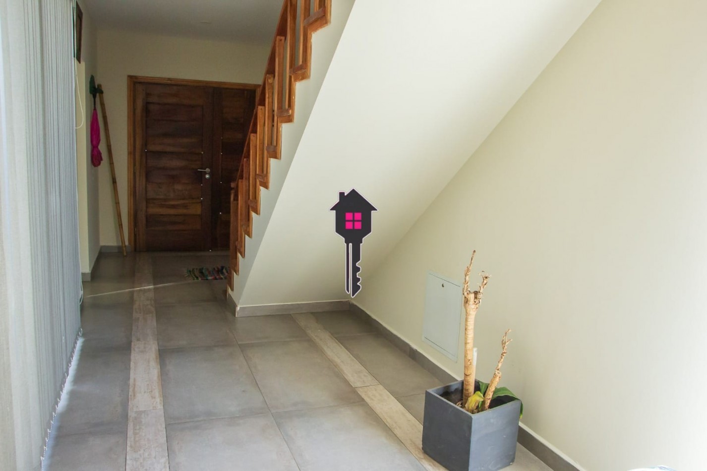 VENTA IMPECABLE CASA EN  - 2 PLANTAS - 3 DORMITORIOS 