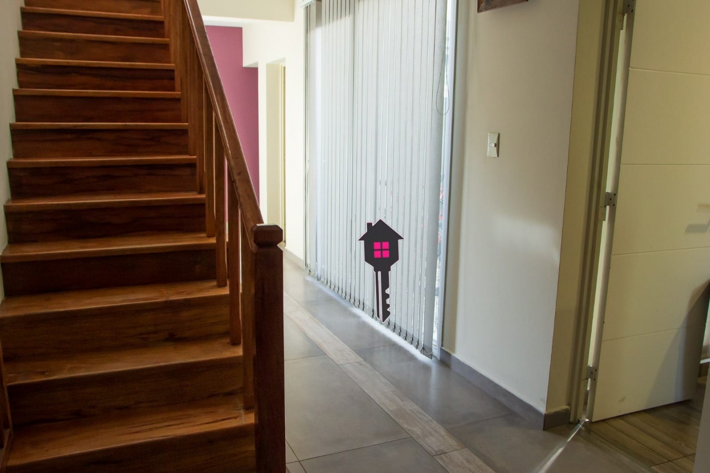 VENTA IMPECABLE CASA EN  - 2 PLANTAS - 3 DORMITORIOS 
