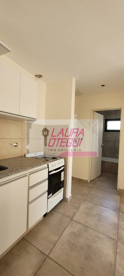 VENTA DEPTO 1 DORMITORIO C/COCHERA, ZONA SEMI CENTRICA 