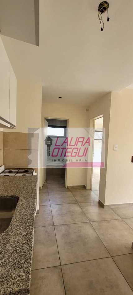 VENTA DEPTO 1 DORMITORIO C/COCHERA, ZONA SEMI CENTRICA 