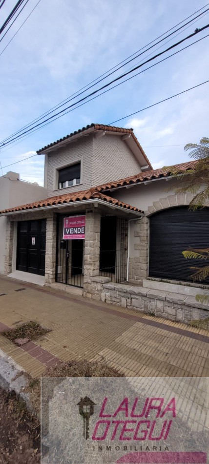 VENTA CASA 5 DORMITORIOS, 3 BAÑOS.