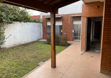 Casa 4 ambientes con garage y patio con parrilla
